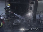 扬州：修理店燃大火 十余辆电动车烧剩铁架 - 消防网