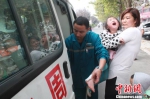女孩获救后，被送上了救护车。　付泉 摄 - 消防网