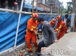 墙面倒塌工人被埋 消防营救 - 消防网