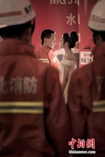 河北消防官兵拍创意婚纱照 展现军旅铁血柔情 - 消防网