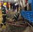 货车陷田间司机自救被压车底 扬州消防驰援[图] - 消防网