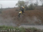 图为消防官兵沙土拦截流失的硫酸 - 消防网