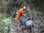 轿车公路上发生侧翻 绵阳消防紧急救援 - 消防网