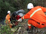 轿车公路上发生侧翻 绵阳消防紧急救援 - 消防网