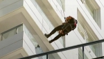 赞！阿根廷一消防员高空绳降救出被困婴儿 - 消防网