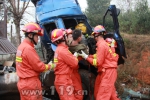 雨天路滑导致货车侧滑 韶山、宁乡消防联合救援 - 消防网