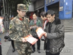 重庆渝中消防宣传上街头 市民喜获圣诞安全礼包 - 消防网