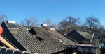 屋顶被烧穿 - 消防网