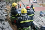 消防官兵对被困人员展开救援 - 消防网