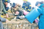 消防员两度倒挂入深井 救出跳井女子后缺氧昏迷 - 消防网