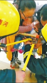 安阳男童左手夹在购物车中 消防员剪断围栏营救 - 消防网