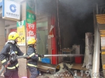 烧烤店起火 消防员抢出煤气罐 - 消防网