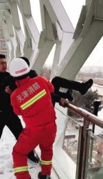 一句耳语一个手势 消防员天桥上拽下轻生男(图) - 中国日报网