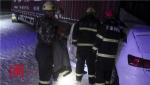 雪中路上发生追尾 消防员脱衣为获救婴儿保暖遮雪 - 消防网