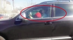 女司机抱着孩子开车 沿路多次刹车后车紧急避让 - 中国日报网