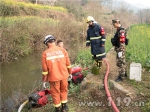 四川绵阳消防鏖战11小时成功处置甲醇罐车侧翻事故 - 消防网