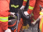 男童右脚不慎绞入电动车轮 扬州消防紧急解救[图] - 消防网