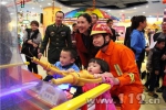 国际消防志愿者与小朋友一起体验消防游乐设施 - 消防网