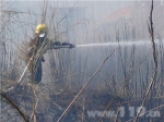 草地失火两人被困 泉州消防救援 - 消防网