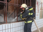 两间民房起火且伴有蔓延危险 消防官兵成功处置 - 消防网