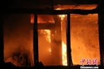 湖北一居民楼突发大火 消防救出两名婴儿 - 消防网