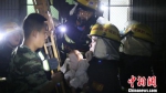 湖北一居民楼突发大火 消防救出两名婴儿 - 消防网