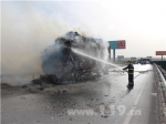 两货车追尾起火 新疆梨城消防高速路上救火 - 消防网