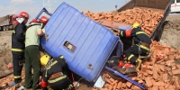 拉砖车侧翻三人被埋 内蒙古消防紧急救援 - 消防网