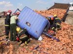 拉砖车侧翻三人被埋 内蒙古消防紧急救援 - 消防网