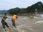 惊险｜一对父女驾车强过“漫水桥”被困消防官兵紧急救援（视频） - 消防网