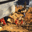 湖北咸丰山体塌方一人被困消防双手刨土施救 - 消防网