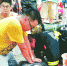 老人火场昏迷 安徽消防跪地做人工呼吸 - 消防网