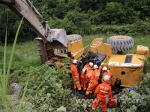 贵州龙里：推土机侧翻驾驶员被困 消防紧急救援 - 消防网