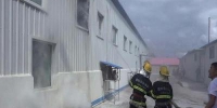 乳制品厂板房起火内蒙古消防攀爬房顶灭火 - 消防网