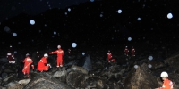 贵州纳雍发生山体滑坡 救援人员冒雨夜间搜救 - 消防网