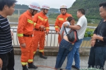 巴中：女子轻生跳桥 消防员飞身拦腰救下 - 消防网