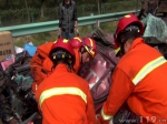 货车追尾半挂车两人被困 河北邯郸消防破拆救援 - 消防网