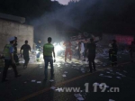 货车侧翻路边司机被卡 浙江温州消防破拆救援 - 消防网