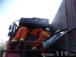 两货车相撞一人被困 乌海消防及时救援 - 消防网
