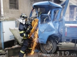 货车失控撞上居民楼 黄石消防紧急救援 - 消防网