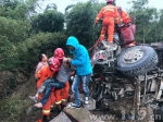 雨天路滑货车侧翻司机被卡 临安消防破拆救援 - 消防网