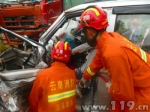 面包车失控撞向大货车 玉溪消防紧急营救 - 消防网