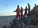 泉州：囧！不识潮汐两男子第一次海边游玩就被困 - 消防网