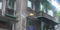 醉酒少年被困窗台  重庆大渡口消防紧急营救 - 消防网
