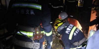凌晨汽车侧翻一人被困　呼市消防成功救援 - 消防网