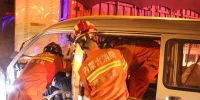 凌晨发生交通事故一人被困 消防官兵成功处置 - 消防网
