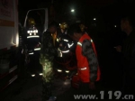 凌晨两车追尾一人被困 杭州临安消防破拆救援 - 消防网