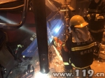 货车侧翻司机被卡 杭州消防紧急破拆救援 - 消防网