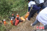 图为消防官兵在民众的协助下救助伤员李世鹏摄 - 消防网