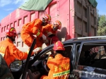 小轿车追尾大货车一人被困 云南消防紧急营救 - 消防网